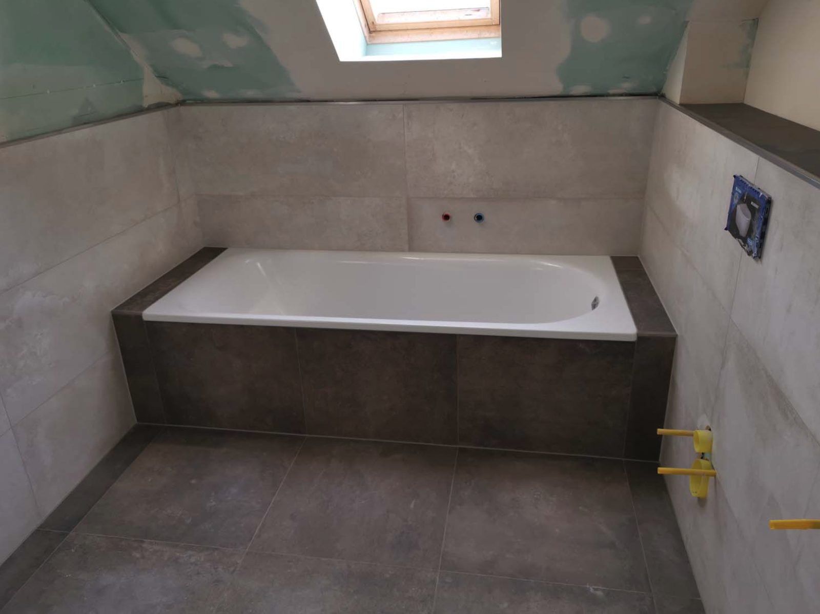 Badezimmer: Badewanne eingefasst