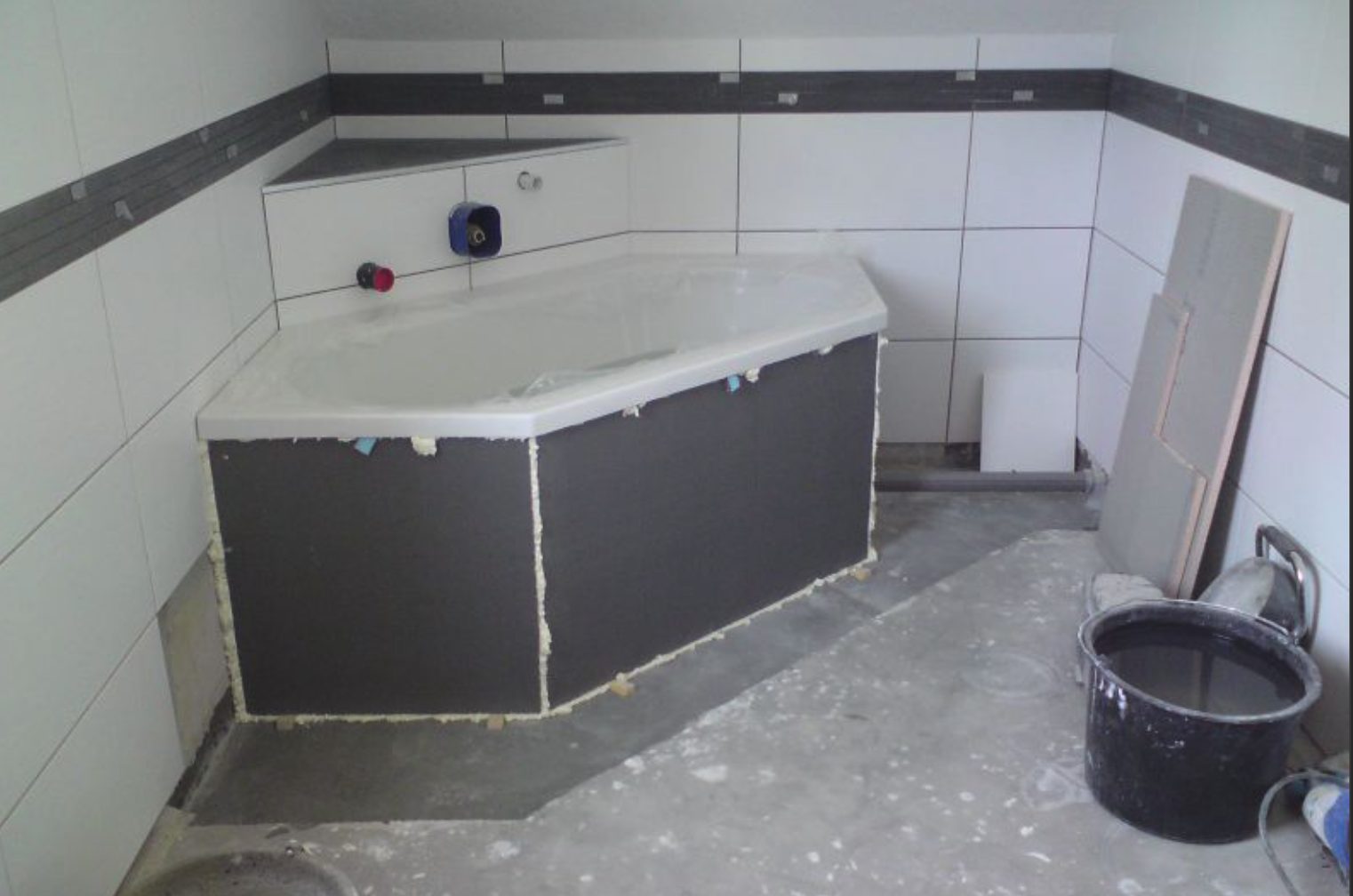 Badezimmer: Eckbadewanne, Rohbau