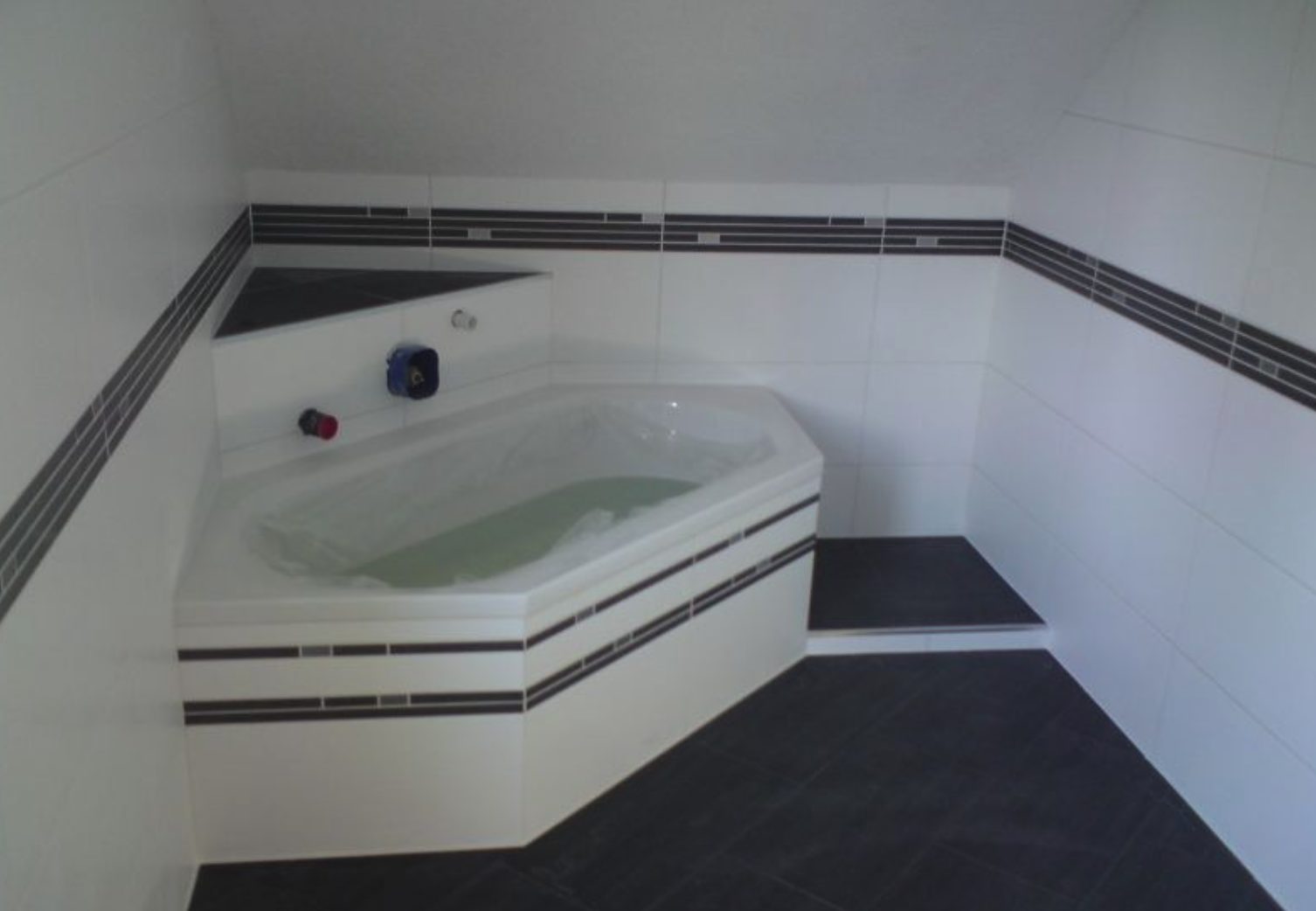 Badezimmer: Eckbadewanne, verkleidet