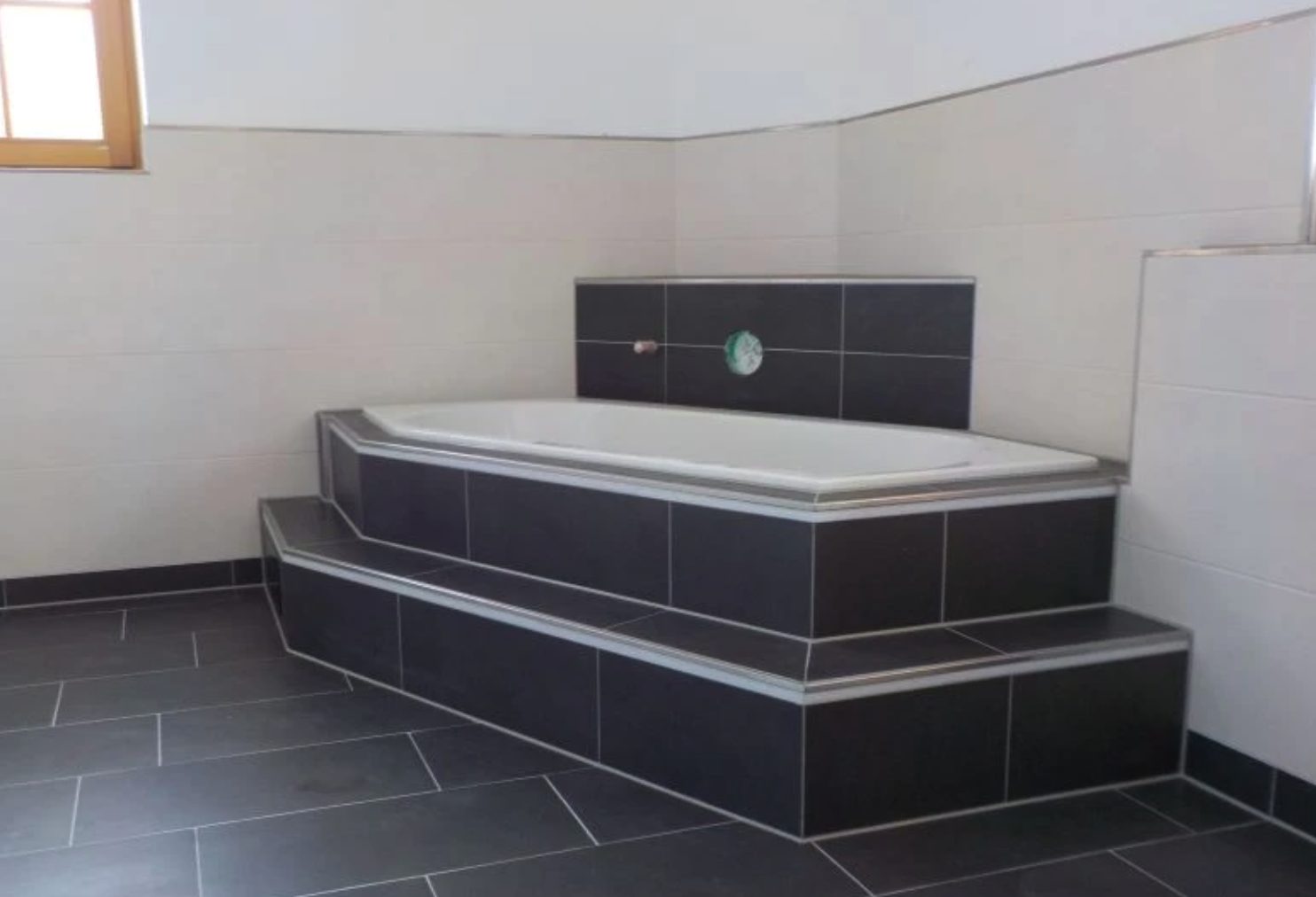 Badezimmer: Wannenpodest mit Stufe