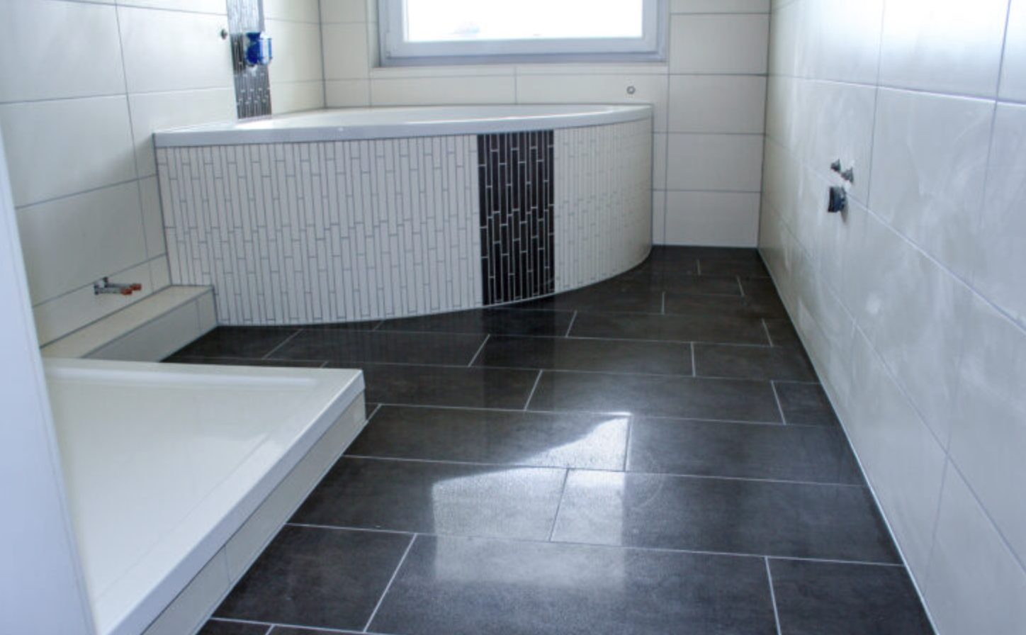 Badezimmer: Wanne mit Mosaikband