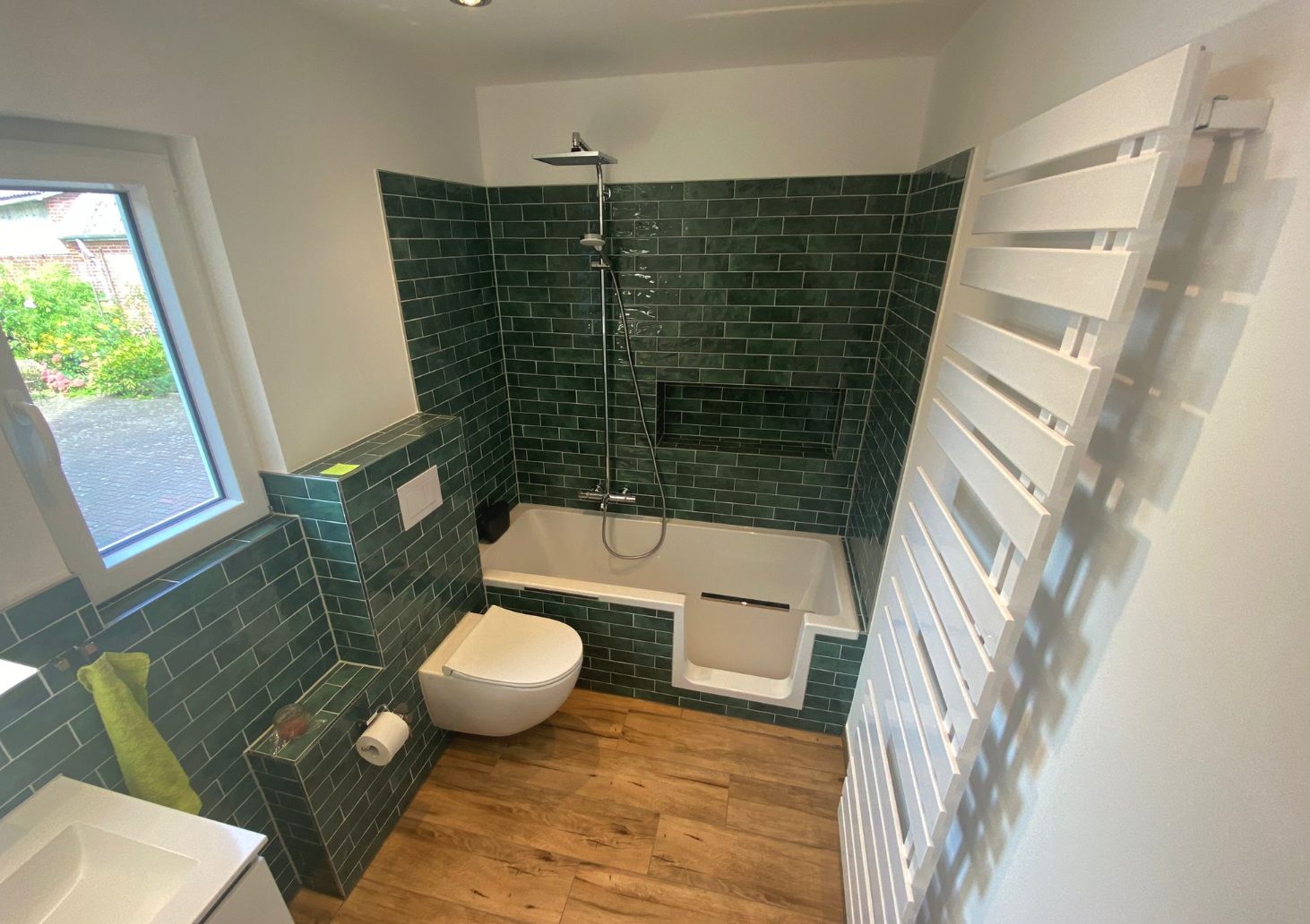 Badezimmer: Grünes Mosaik, Holzoptik