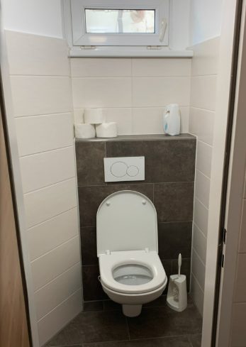 Gäste-WC: Weiss und Anthrazit