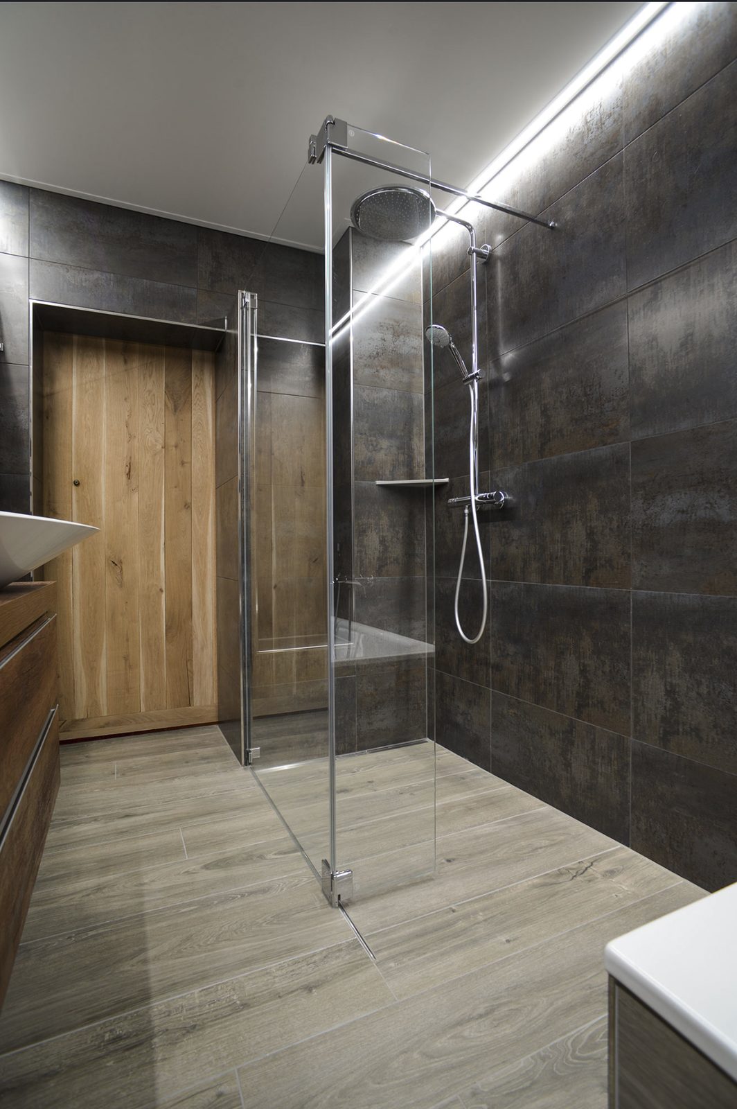 Dusche: bodeneben, dunkles Grossformat