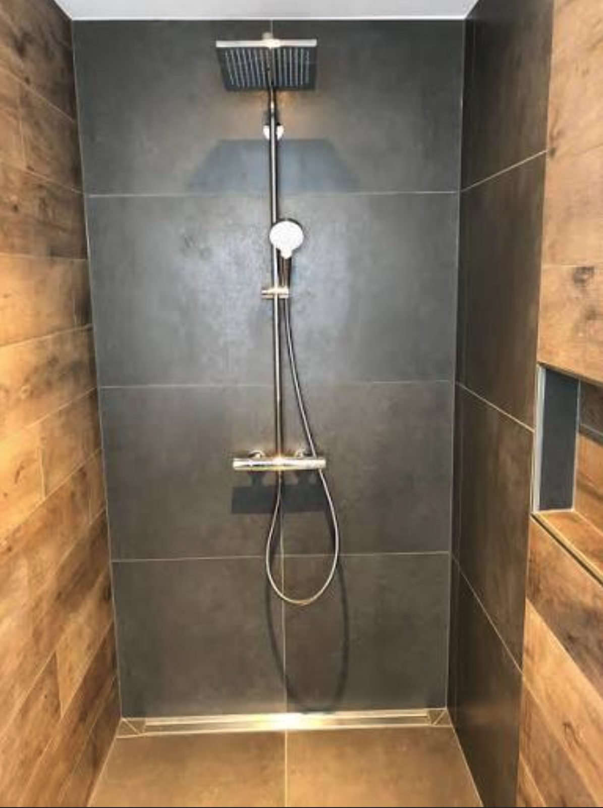 Dusche: Holzoptik und Anthrazit