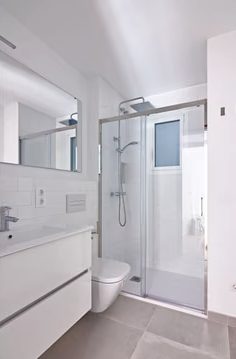 Dusche: Wannentausch, weisse Wandplatten, Grossformat-Boden