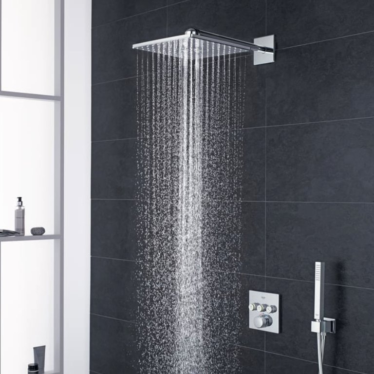 Laufende Regendusche vor grossformatigen anthrazitfarbenen Wandplatten